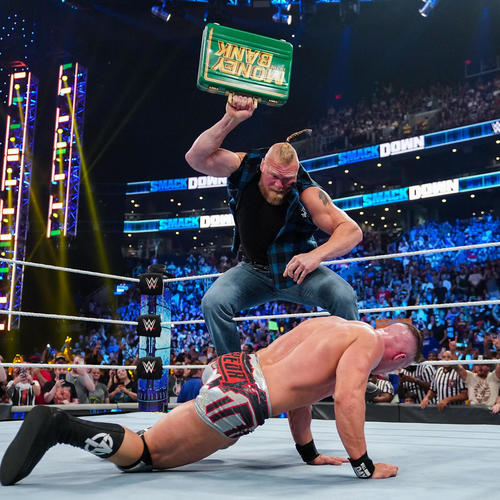 WWE】ブロック・レスナー“野獣”ぶり全開、セオリーをブリーフケース