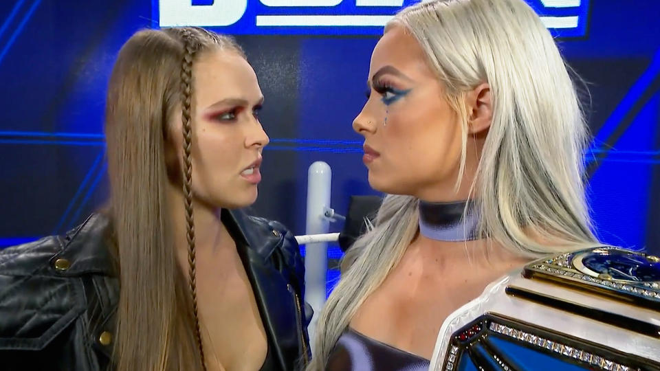 挑戦者となる前王者ラウジー（左）とにらみ合うスマックダウン女子王者モーガン（C）2022 WWE, Inc. All Rights Reserved.