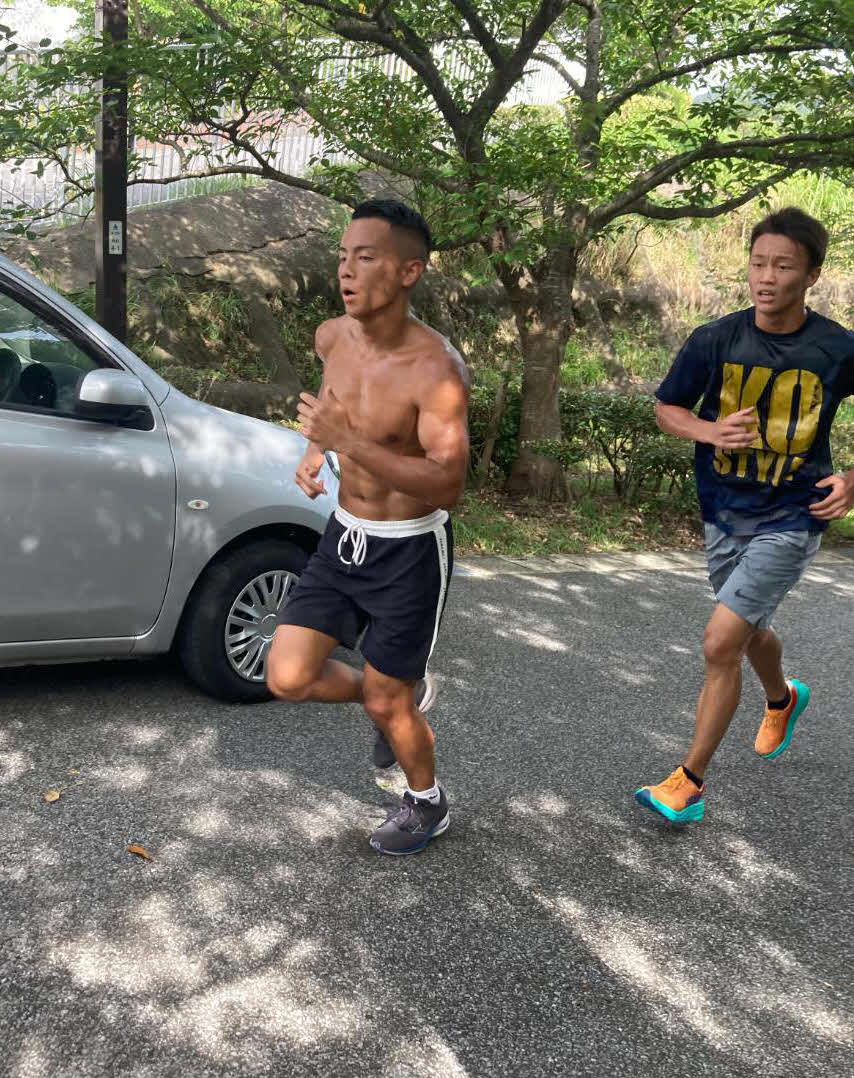千葉合宿で坂道を走る元K－1スーパーバンタム級王者武居由樹（左）。右はアマ10冠ボクサー今永虎雅（大橋ジム提供）