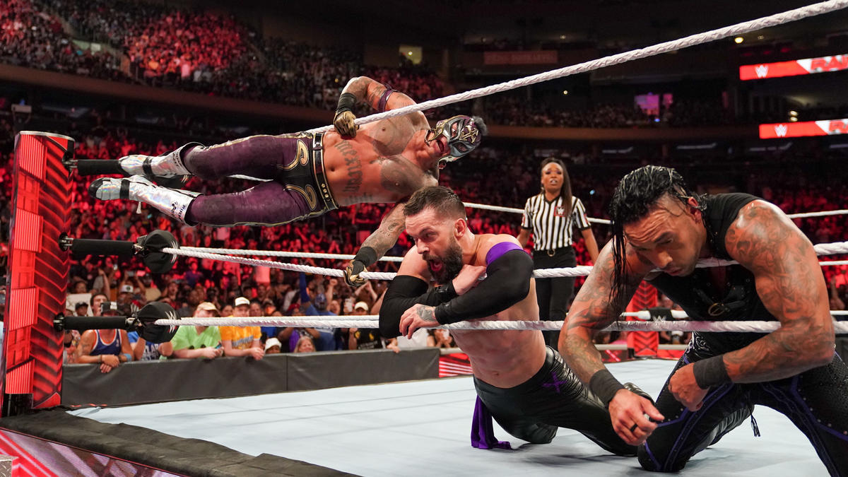 フィン・ベイラー（中央）、ダミアン・プリースト（右端）に619を決めるレイ・ミステリオJr．（C）2022 WWE, Inc. All Rights Reserved.
