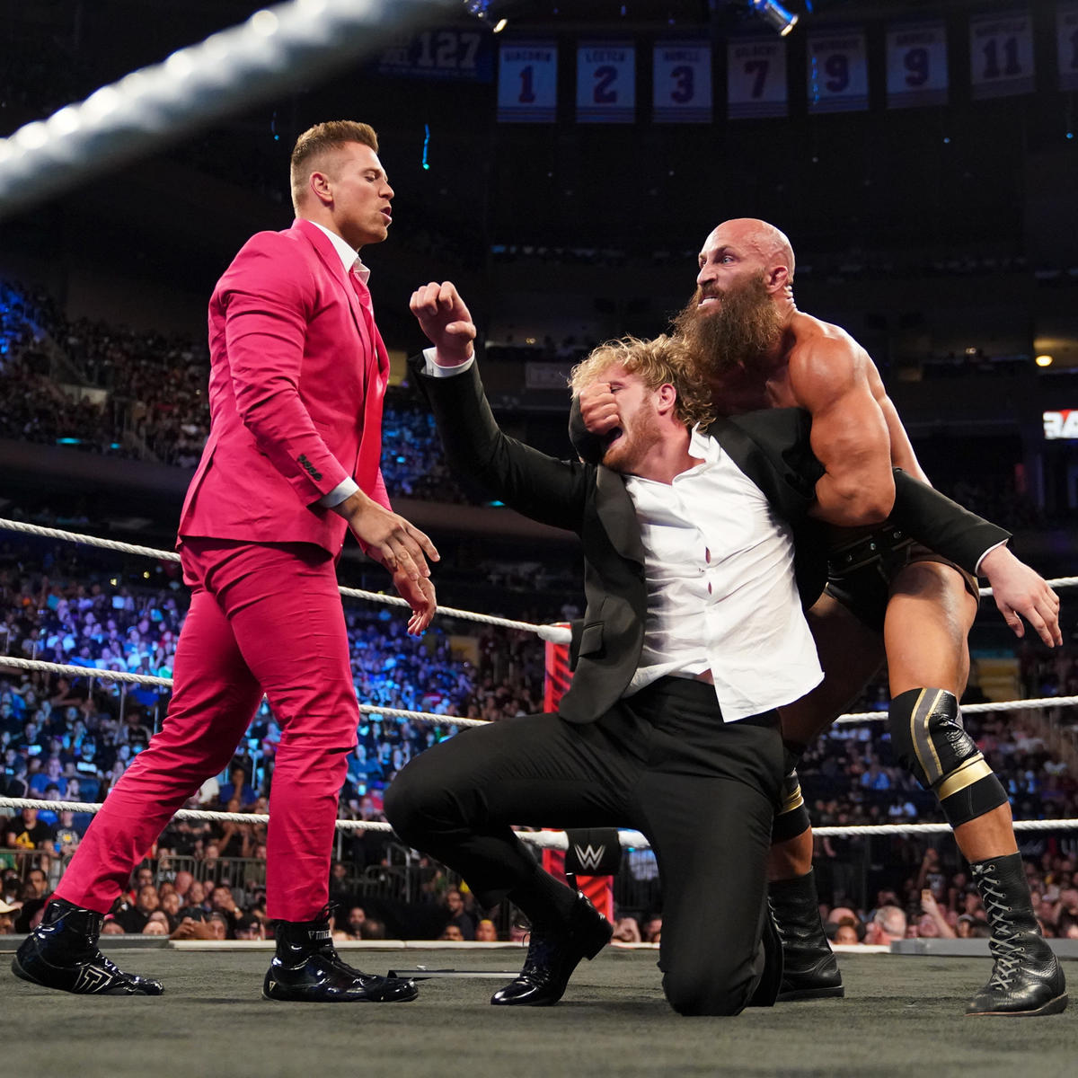 ザ・ミズ（左端）、トマソ・チャンパ（右端）に襲われるローガン・ポール（C）2022 WWE, Inc. All Rights Reserved.