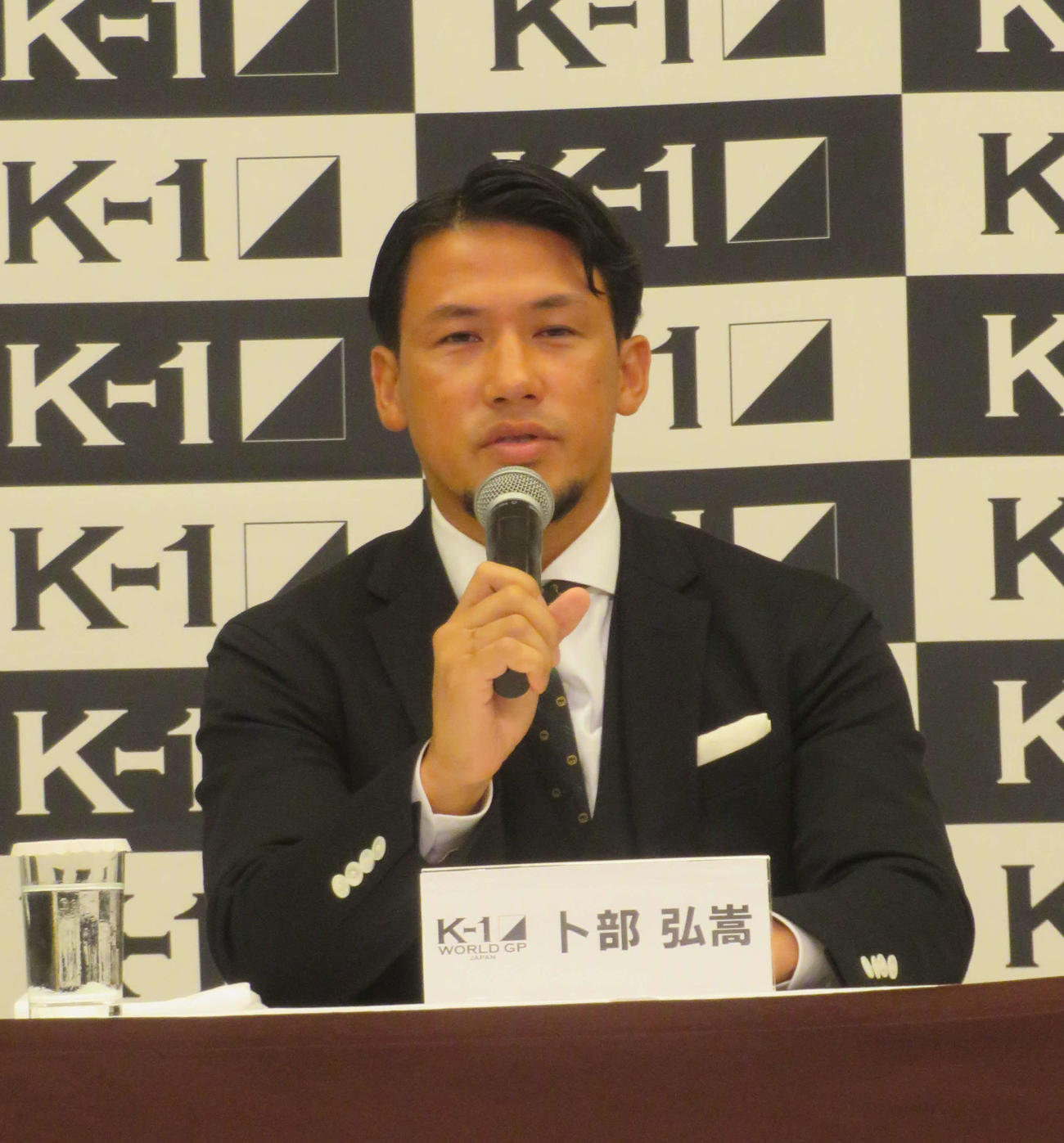 都内のホテルで現役引退会見に臨む元K－1スーパーフェザー級王者卜部弘嵩