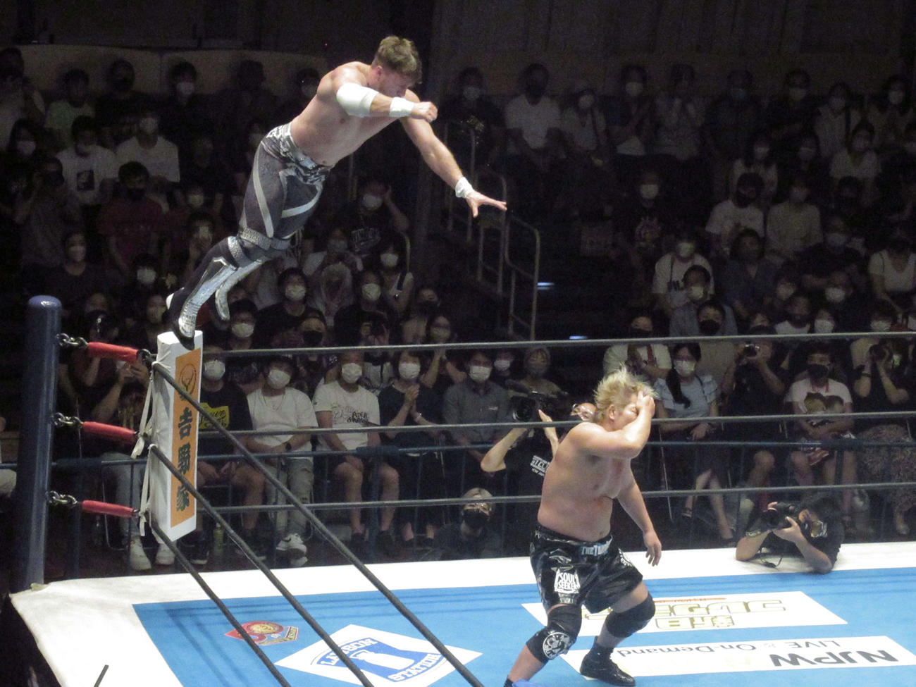 コーナー最上段から高橋裕（下）に攻撃するオスプレイ（撮影・勝部晃多）