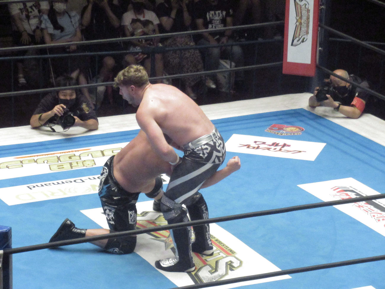 高橋裕（左）に金的攻撃を受けるオスプレイ（撮影・勝部晃多）