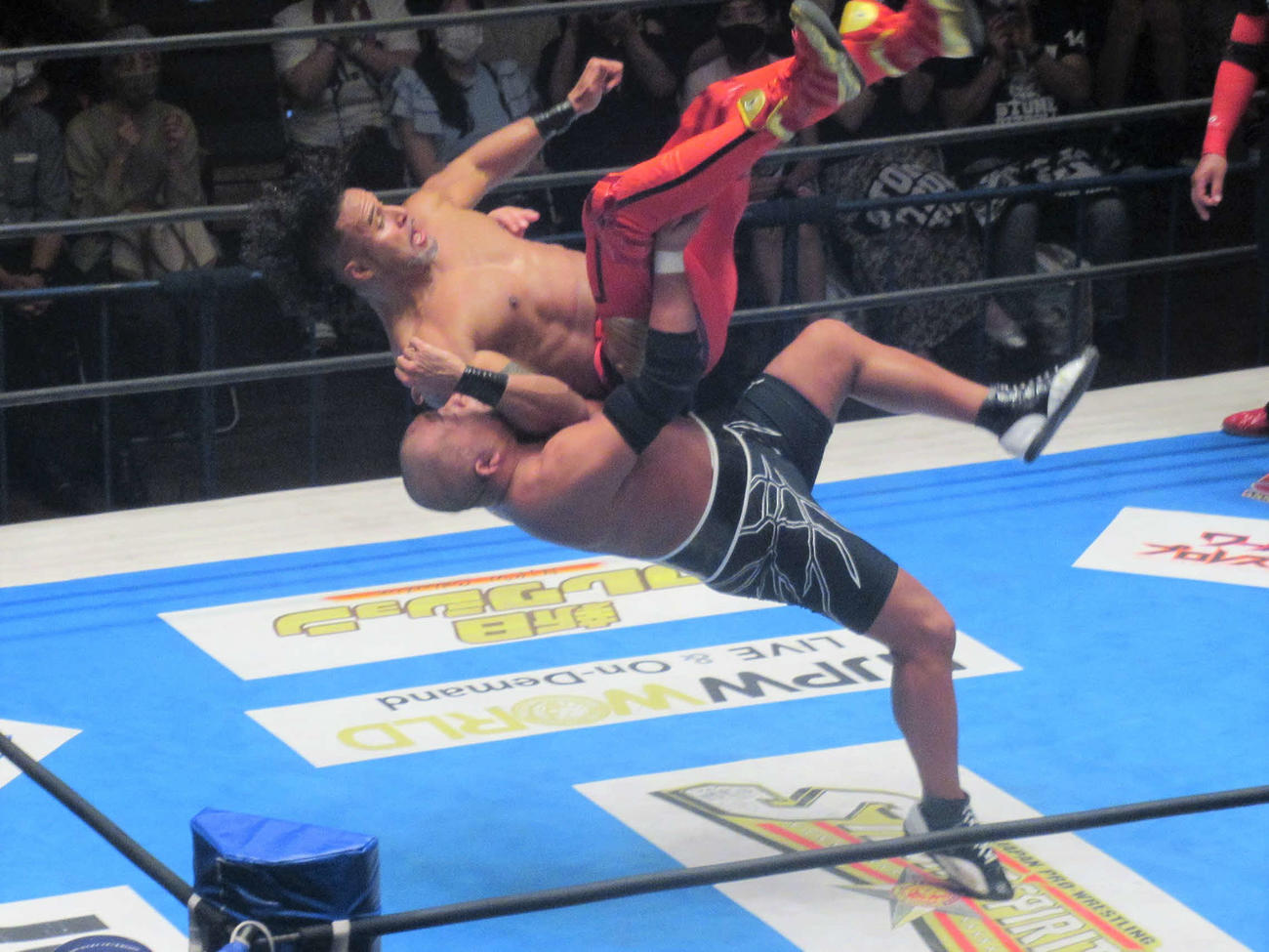 トンガを攻撃する石井（撮影・勝部晃多）