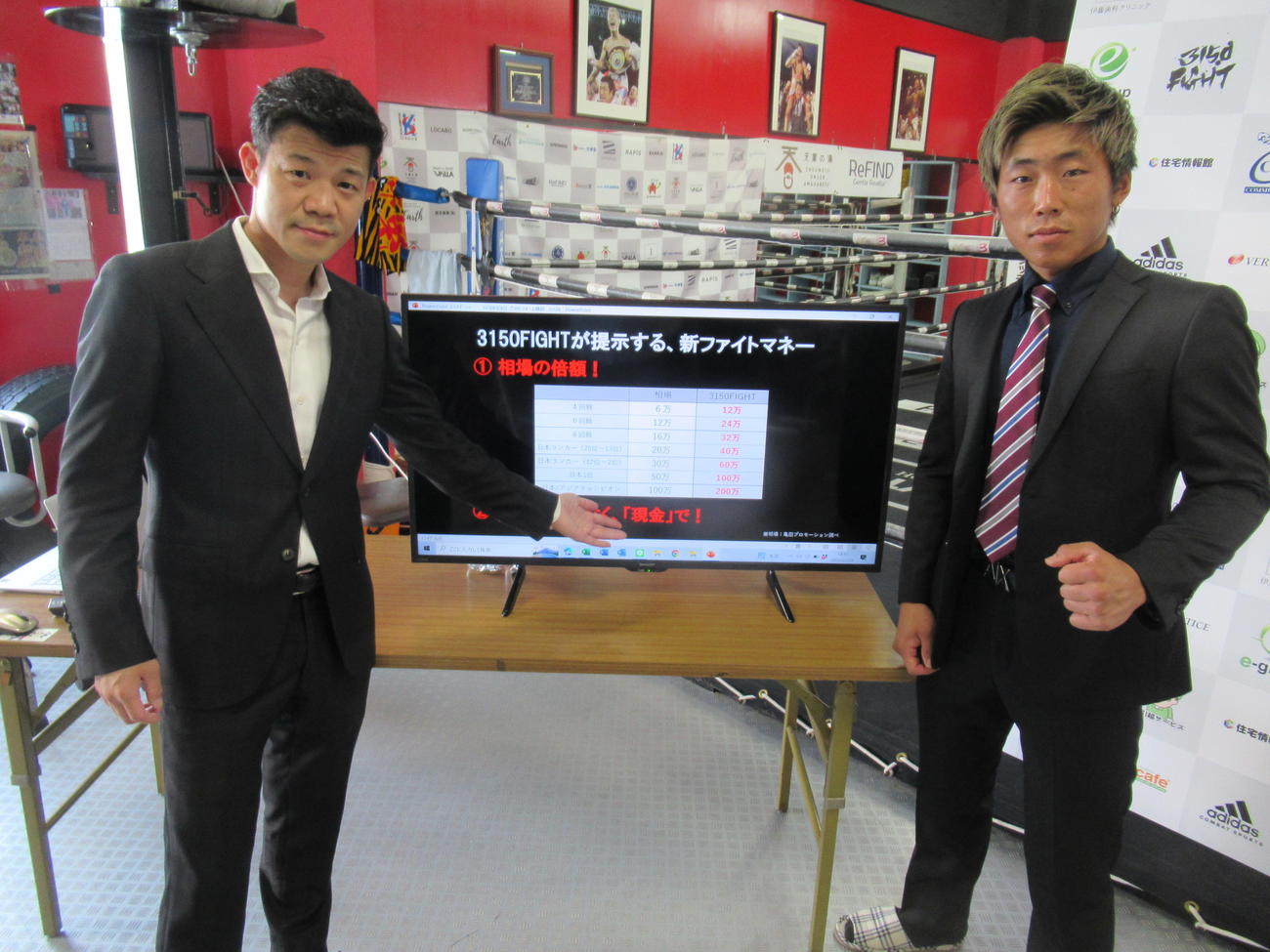 ファイトマネー改革を示す亀田興毅会長（左）と9・17日本タイトル挑戦の奈良井（撮影・実藤健一）