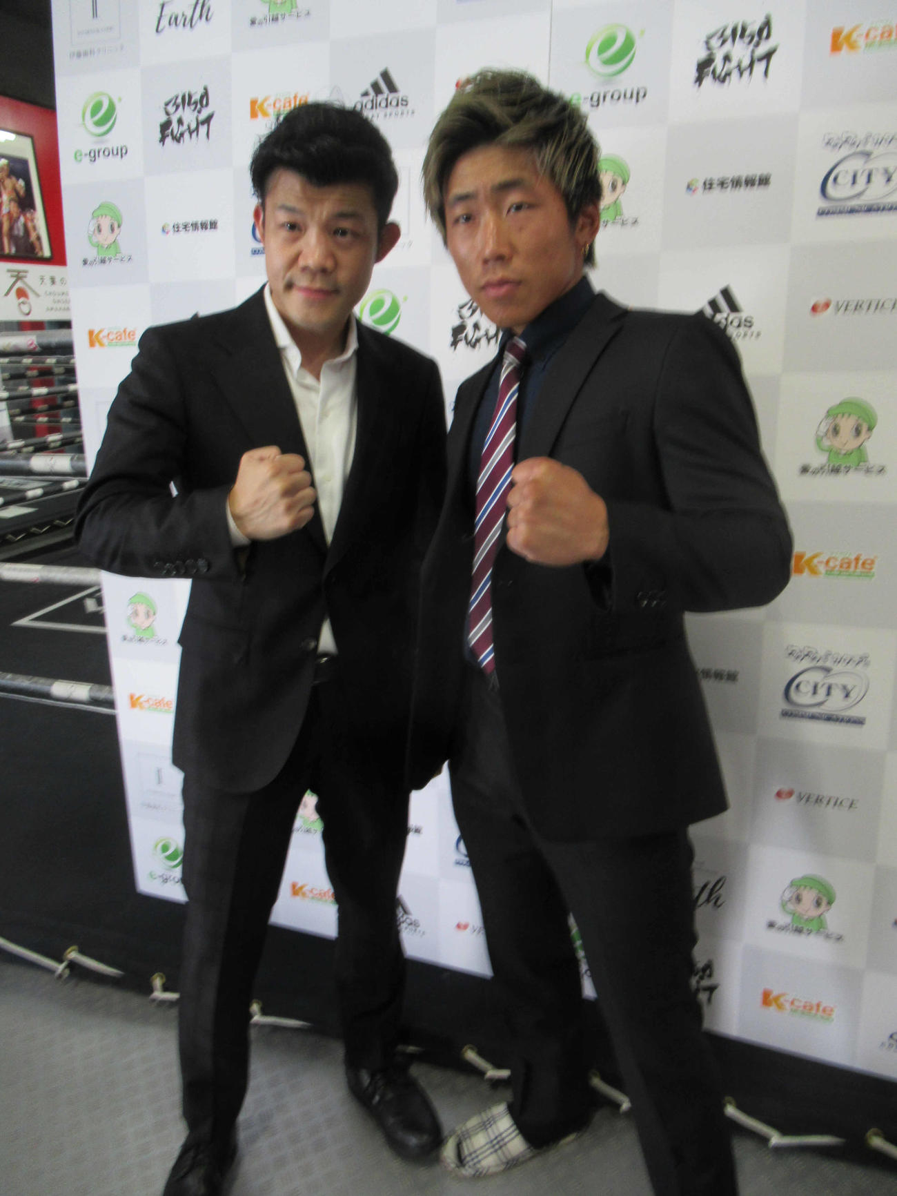 9・17の興行を発表する亀田興毅会長（左）と日本タイトルに初挑戦の奈良井（撮影・実藤健一）