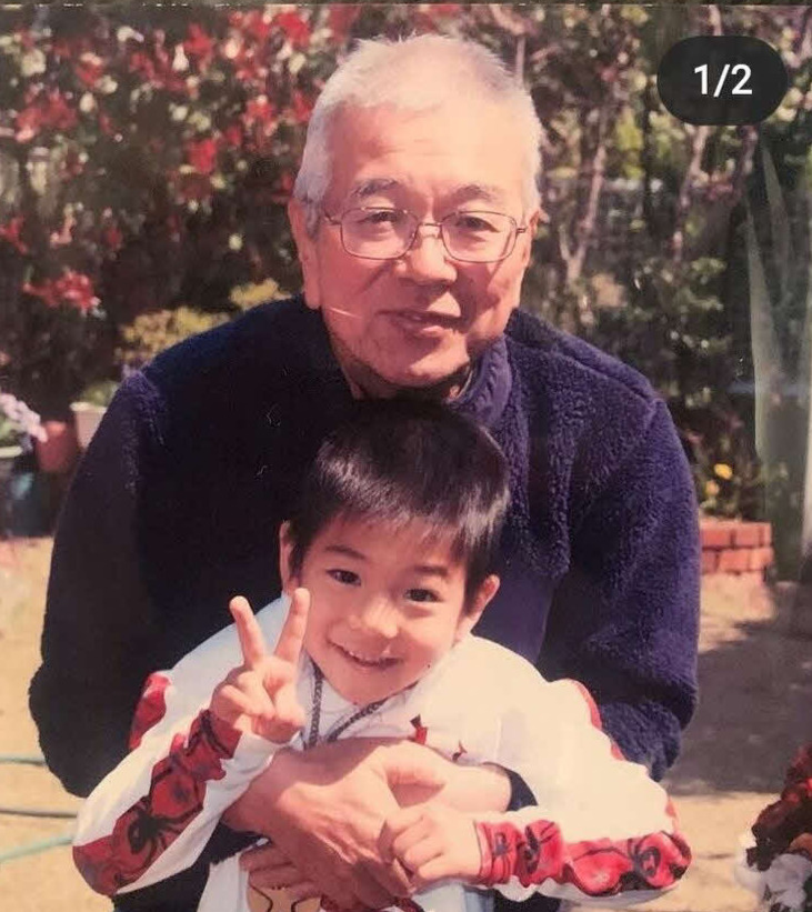 幼少期の三浦と祖父の設楽卓也さん（三浦のインスタグラムより）