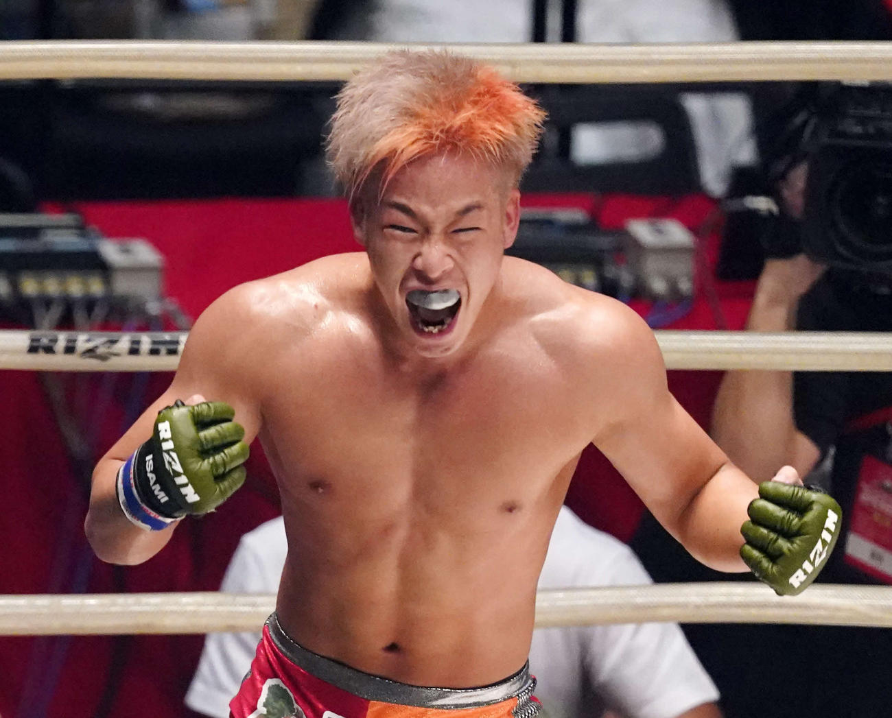 20年8月、勝利し歓喜する神龍誠