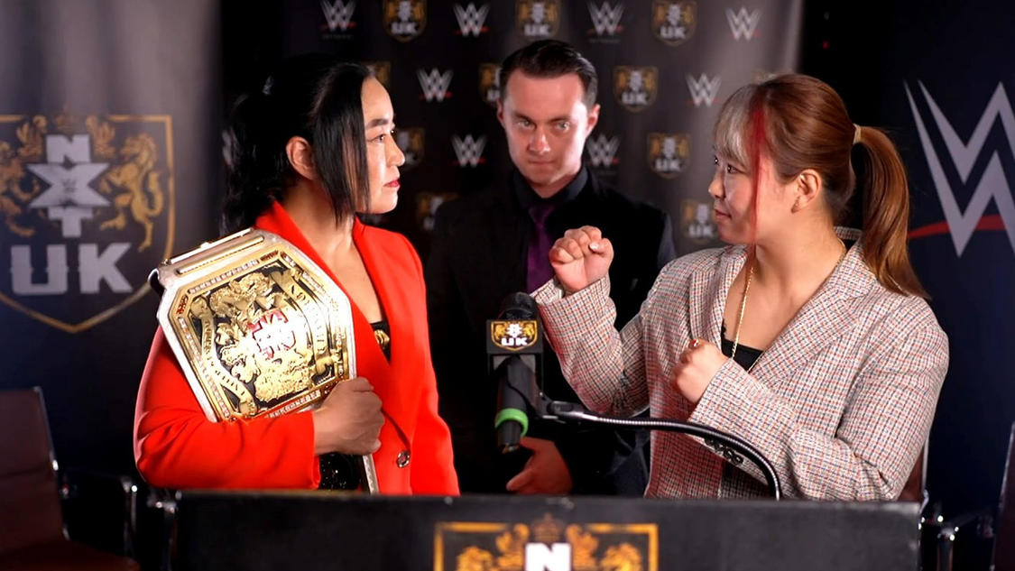 NXT・UK女子王座戦の会見でにらみ合う王者里村明衣子（左端）とサレイ（右端）（C）2022 WWE, Inc. All Rights Reserved.