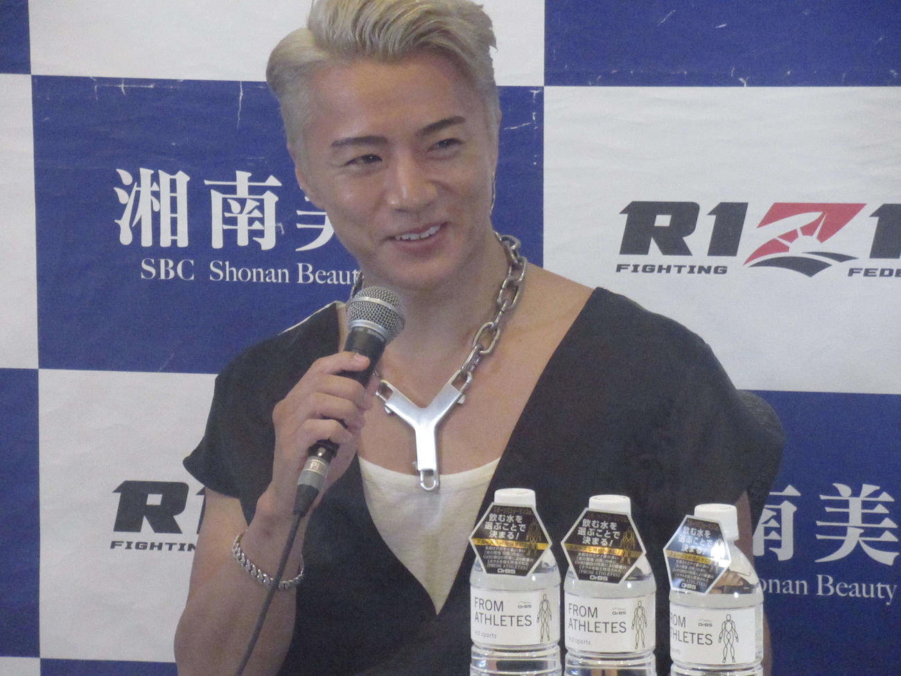 大会前インタビューに応じるYUSHI（撮影・勝部晃多）