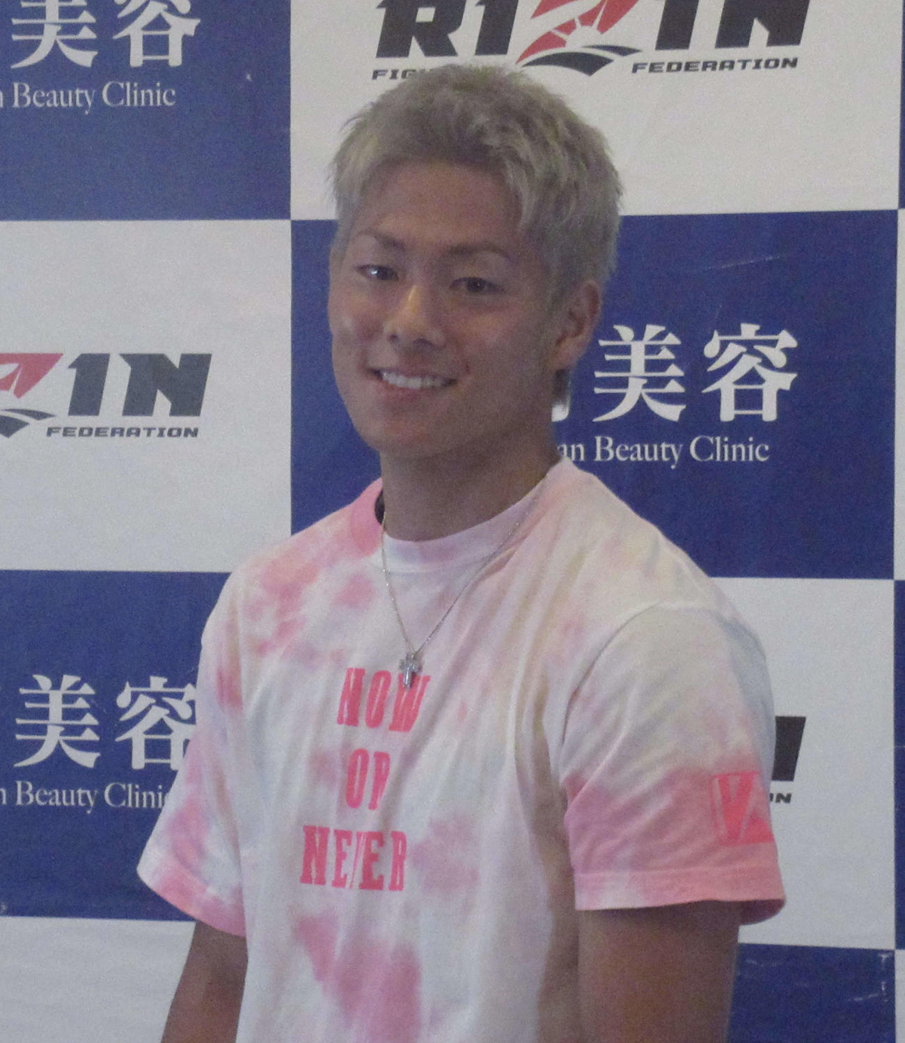 大会前インタビューを終え、笑顔を見せる三浦（撮影・勝部晃多）