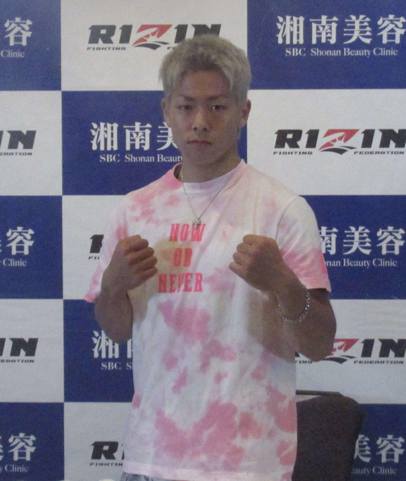 大会前インタビューを終え、ポーズを決める三浦（撮影・勝部晃多）