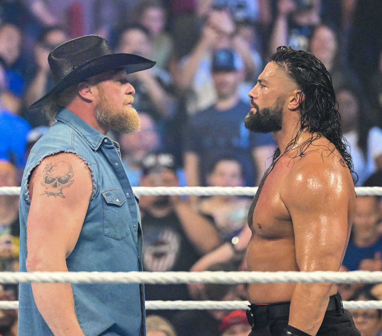 統一王者ローマン・レインズ（右）とにらみ合う「野獣」ブロック・レスナー（C）2022 WWE, Inc. All Rights Reserved.