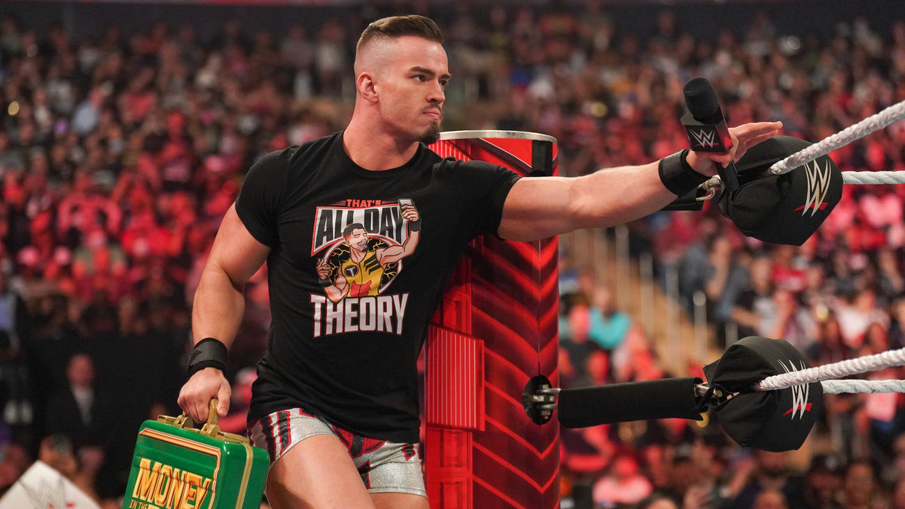 王座挑戦権利証入りブリーフケースを持つセオリー（C）2022 WWE, Inc. All Rights Reserved.