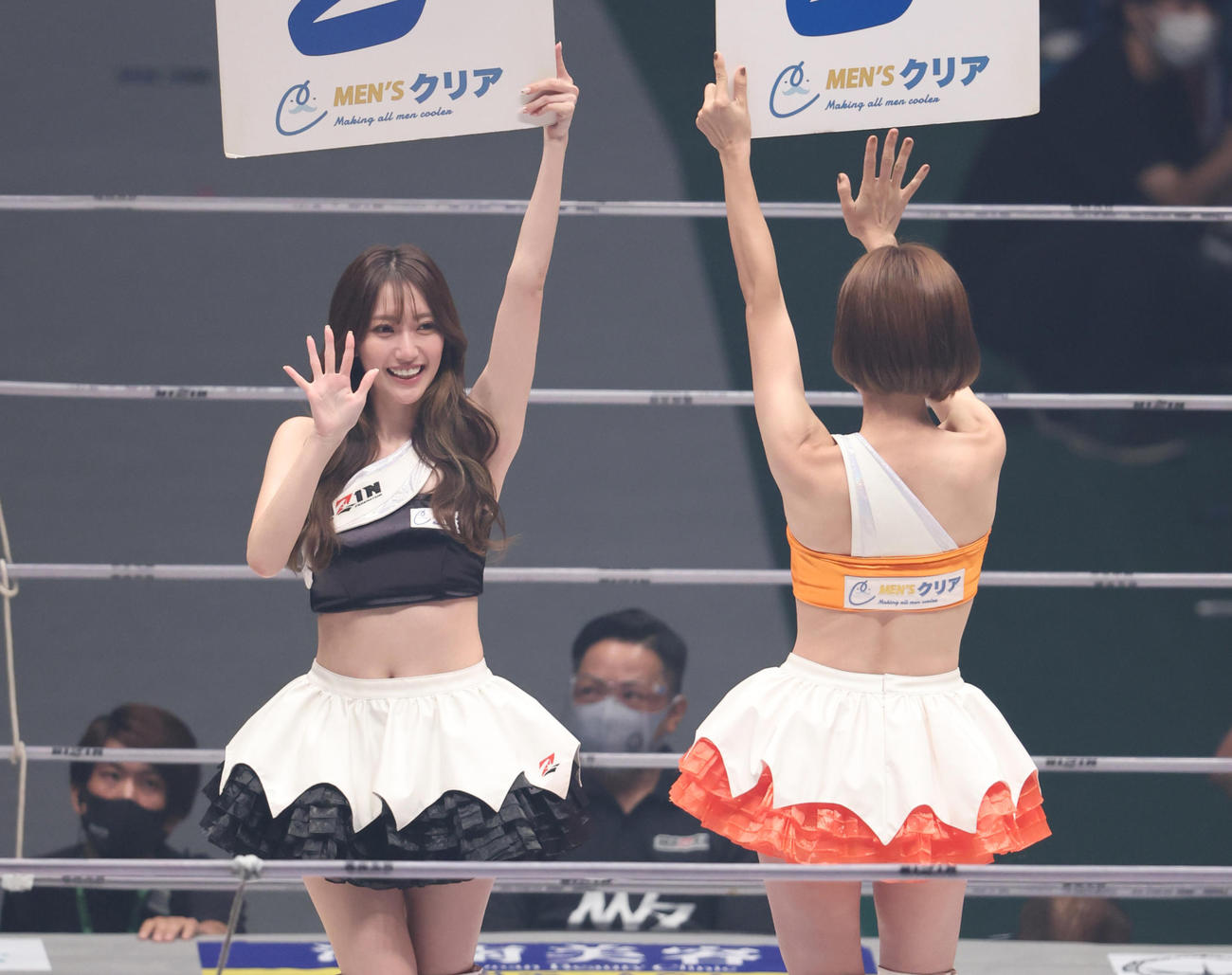 YUSHI対覇留樹　ラウンドガールを務めるRIZINガールの東海林里咲（左）とあきぴ