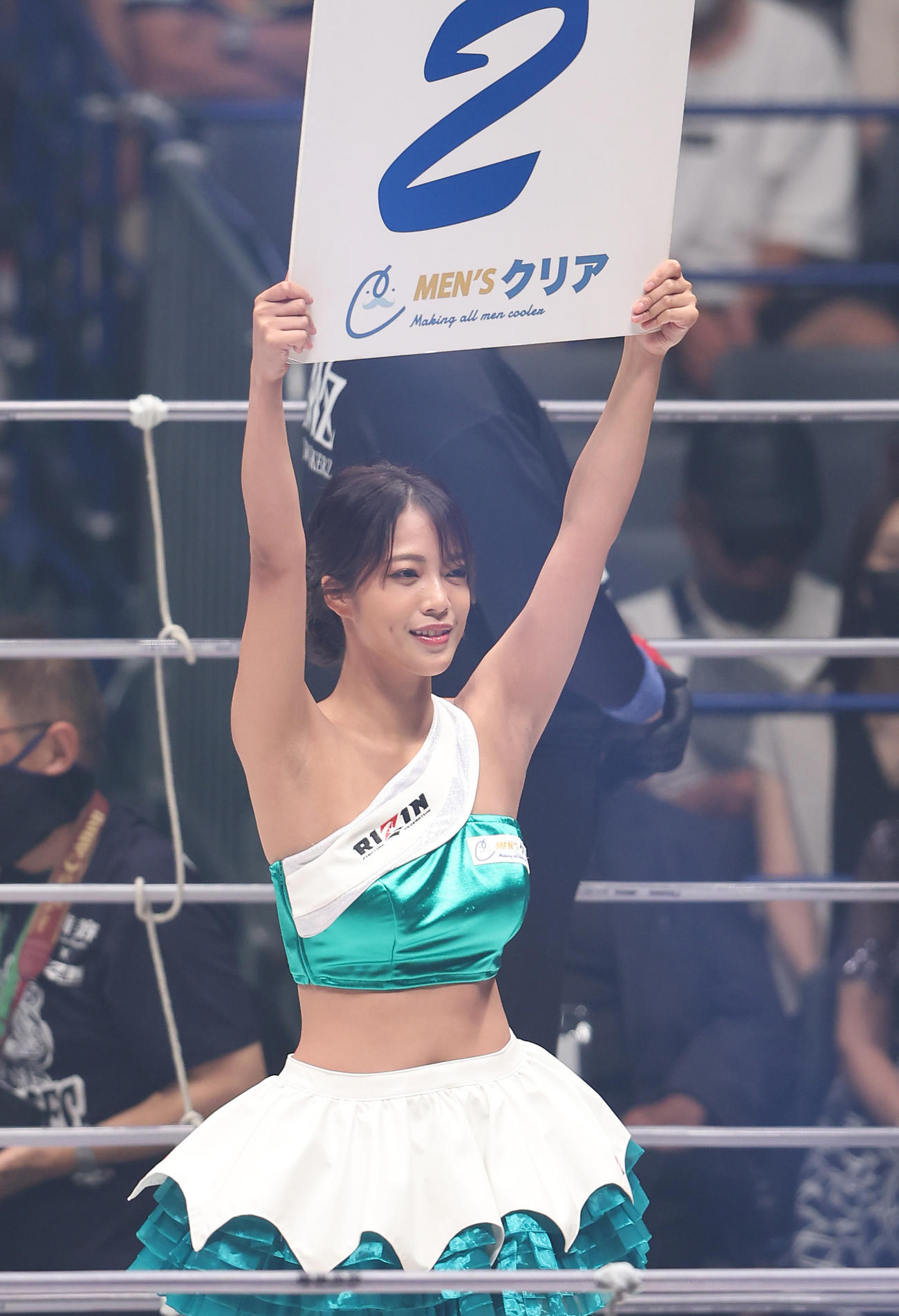 ラウンドガールを務めるRIZINガールの宇佐美なお