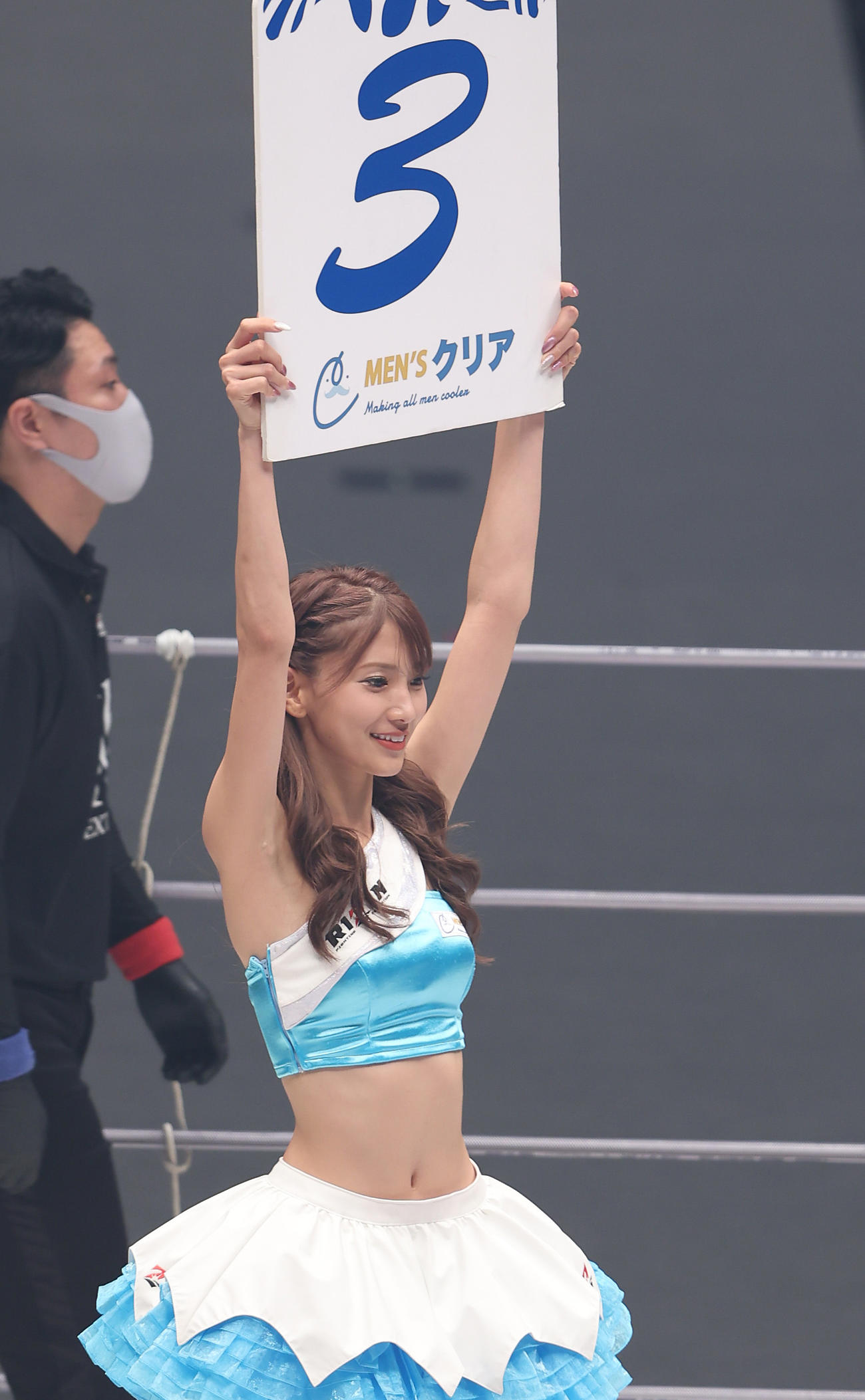 笠原弘希対石月祐作　ラウンドガールを務めるRIZINガールの辻門アネラ