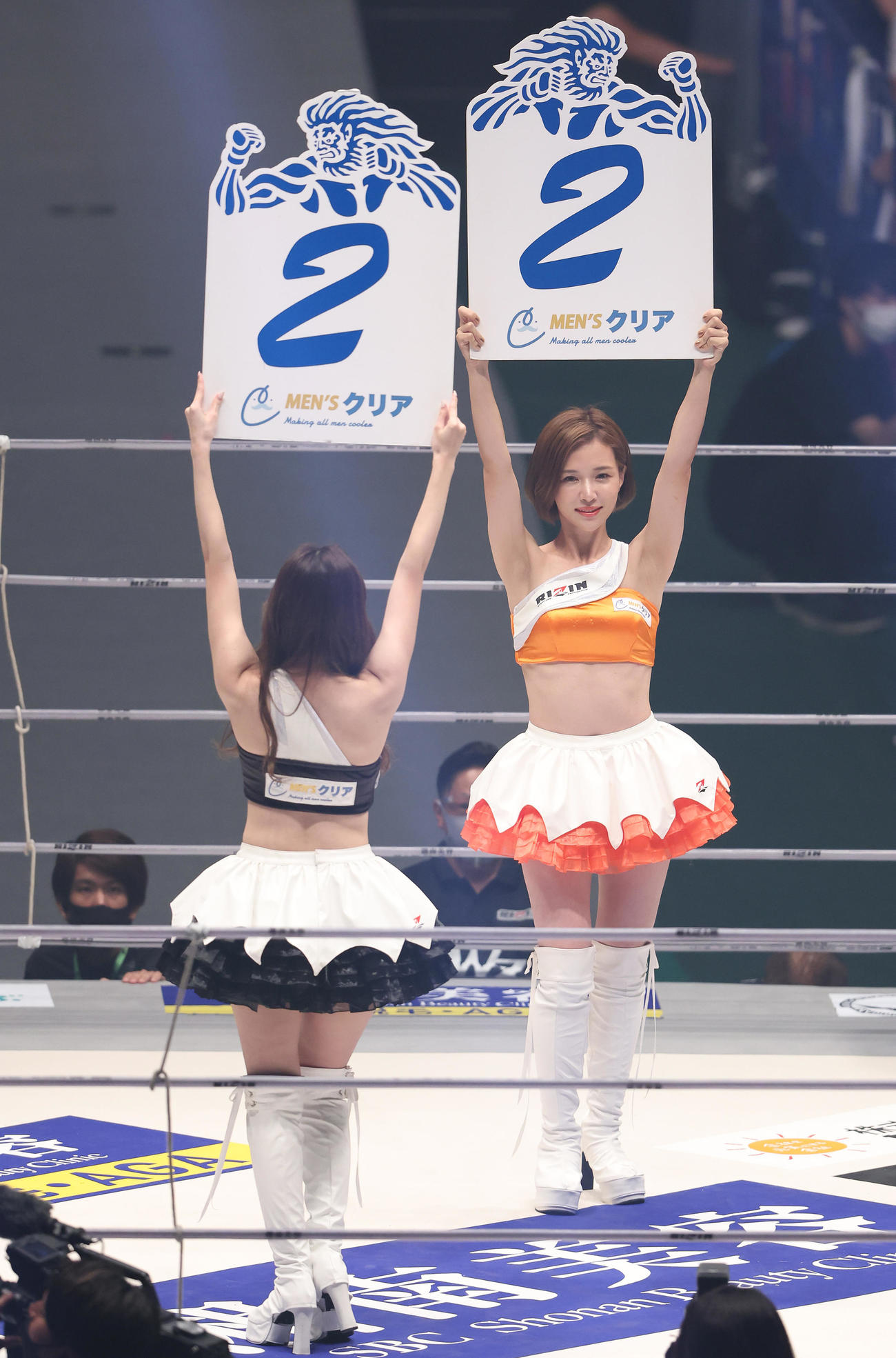 YUSHI対覇留樹　ラウンドガールを務めるRIZINガールの東海林里咲（左）とあきぴ