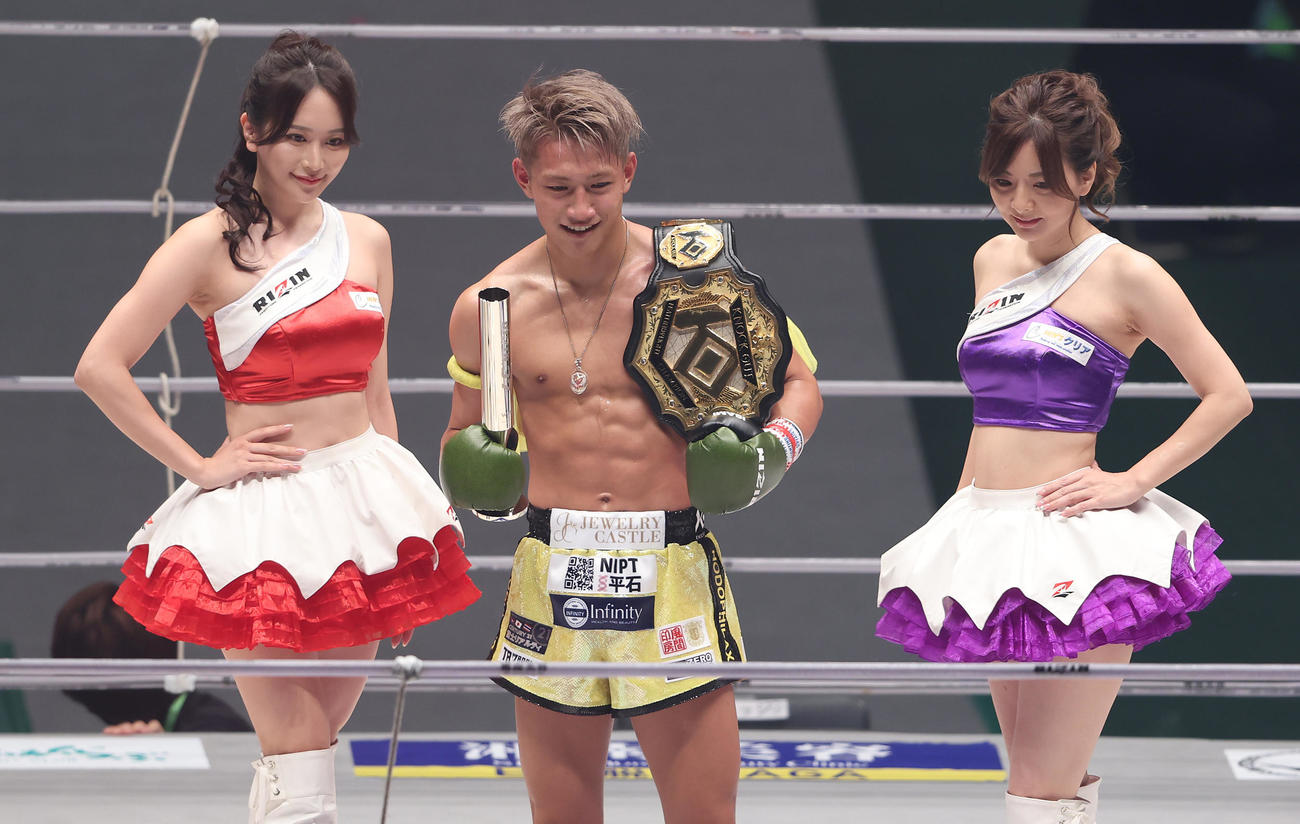 龍聖対魁志　勝利した龍聖（中央）はRIZINガールの福江ななか（左）、じゅんこと写真に納まる（撮影・垰建太）