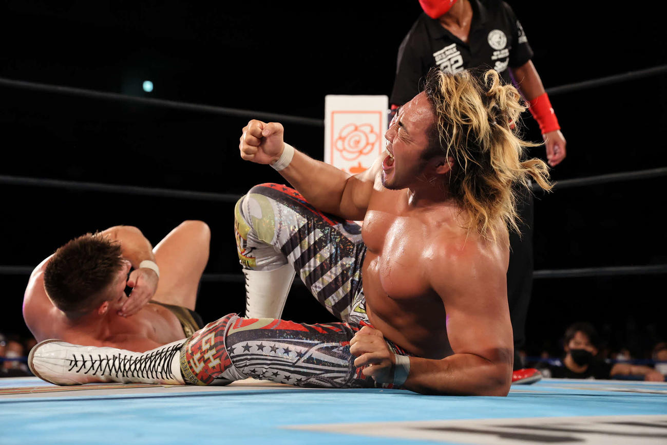 セイバーJrに勝利しガッツポーズする棚橋（提供・新日本プロレス）