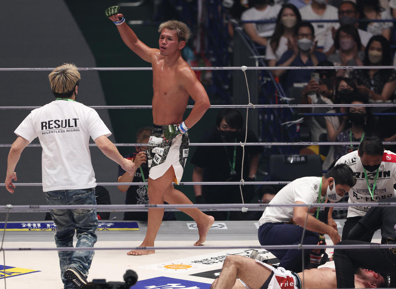 マルコス・ヨシオ・ソウザ対阿部大治　ソウザ（下）に勝利しガッツポーズする阿部（撮影・垰建太）