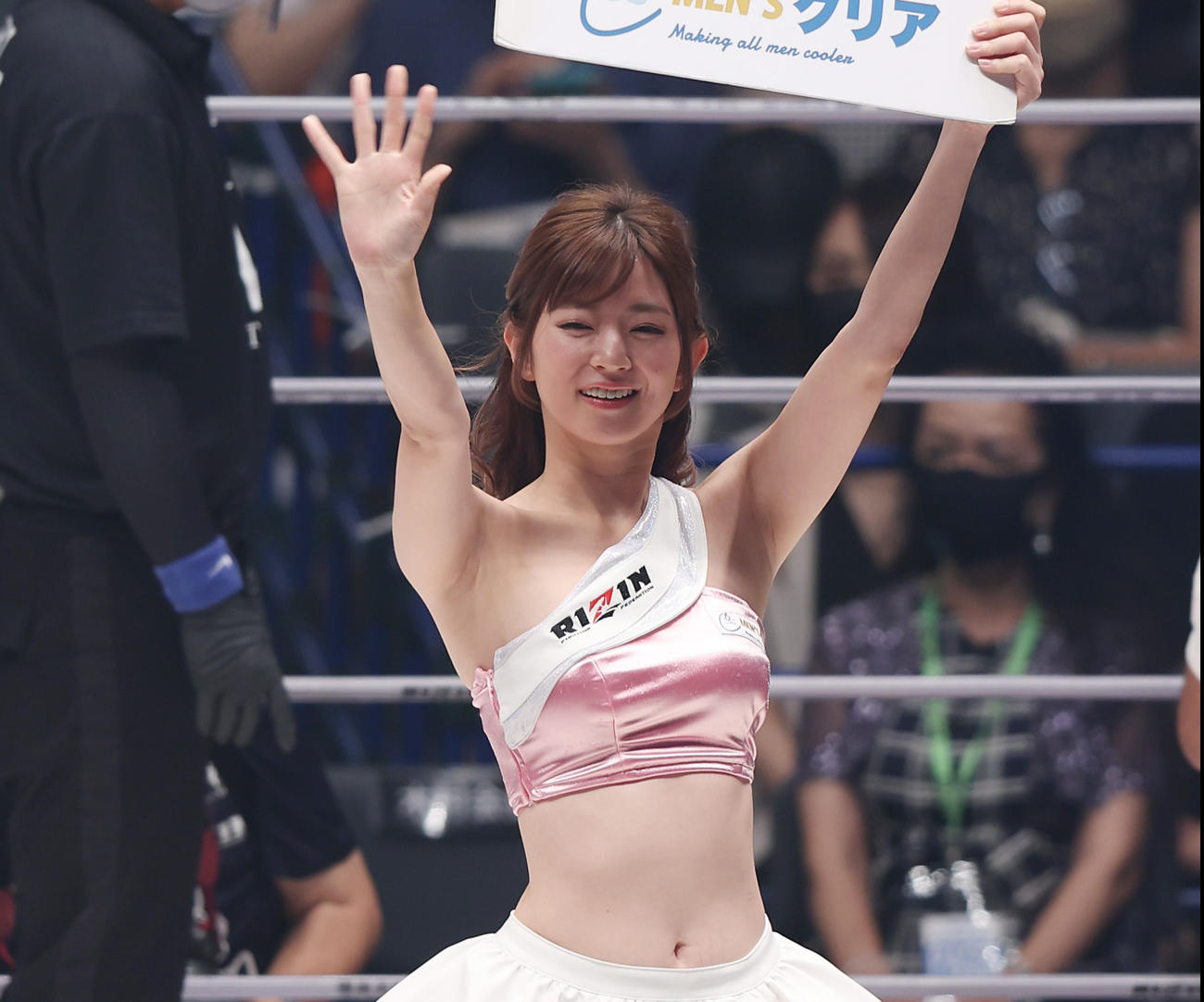 マルコス・ヨシオ・ソウザ対阿部大治　ラウンドガールを務めるRIZINガールの宮越愛恵