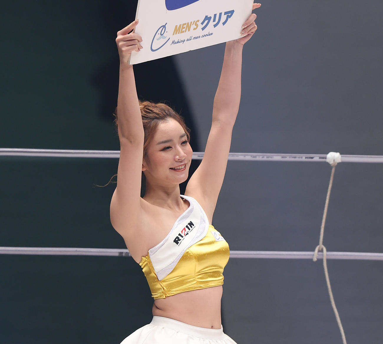 関鉄矢対中原由貴　ラウンドガールを務めるRIZINガールの山口梓