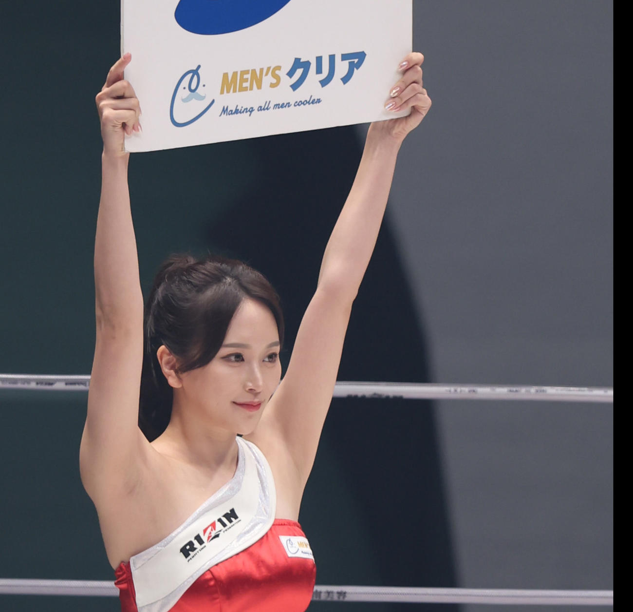 ラウンドガールを務める福江ななか