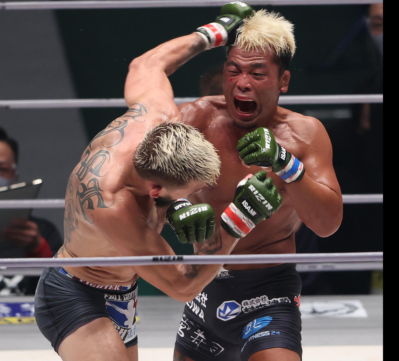 ジョニー・ケース対武田光司　ケース（左）に右フックを浴びせる武田（撮影・垰建太）