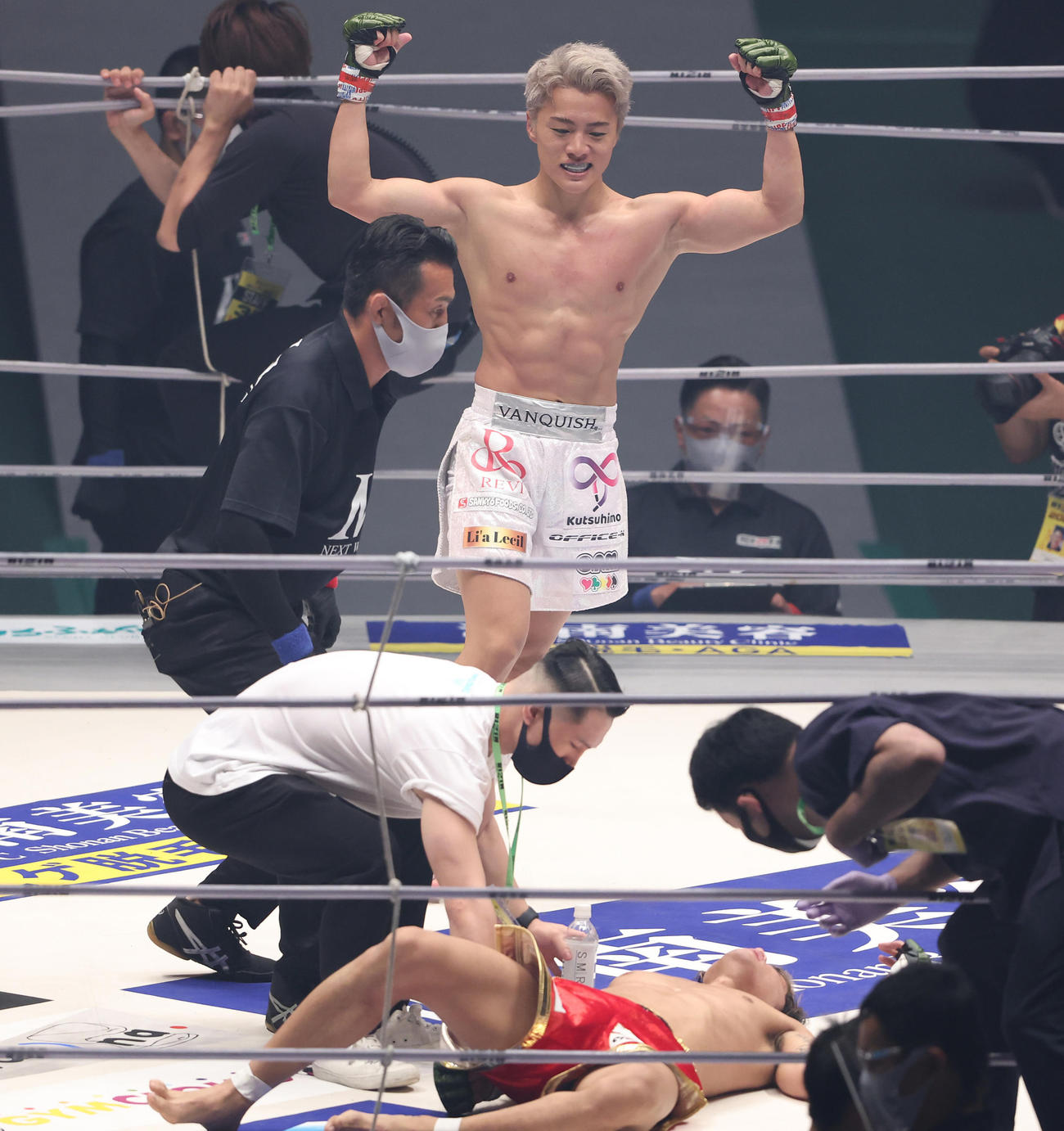 YUSHI対覇留樹　覇留樹（手前）に勝利しガッツポーズするYUSHI（撮影・垰建太）