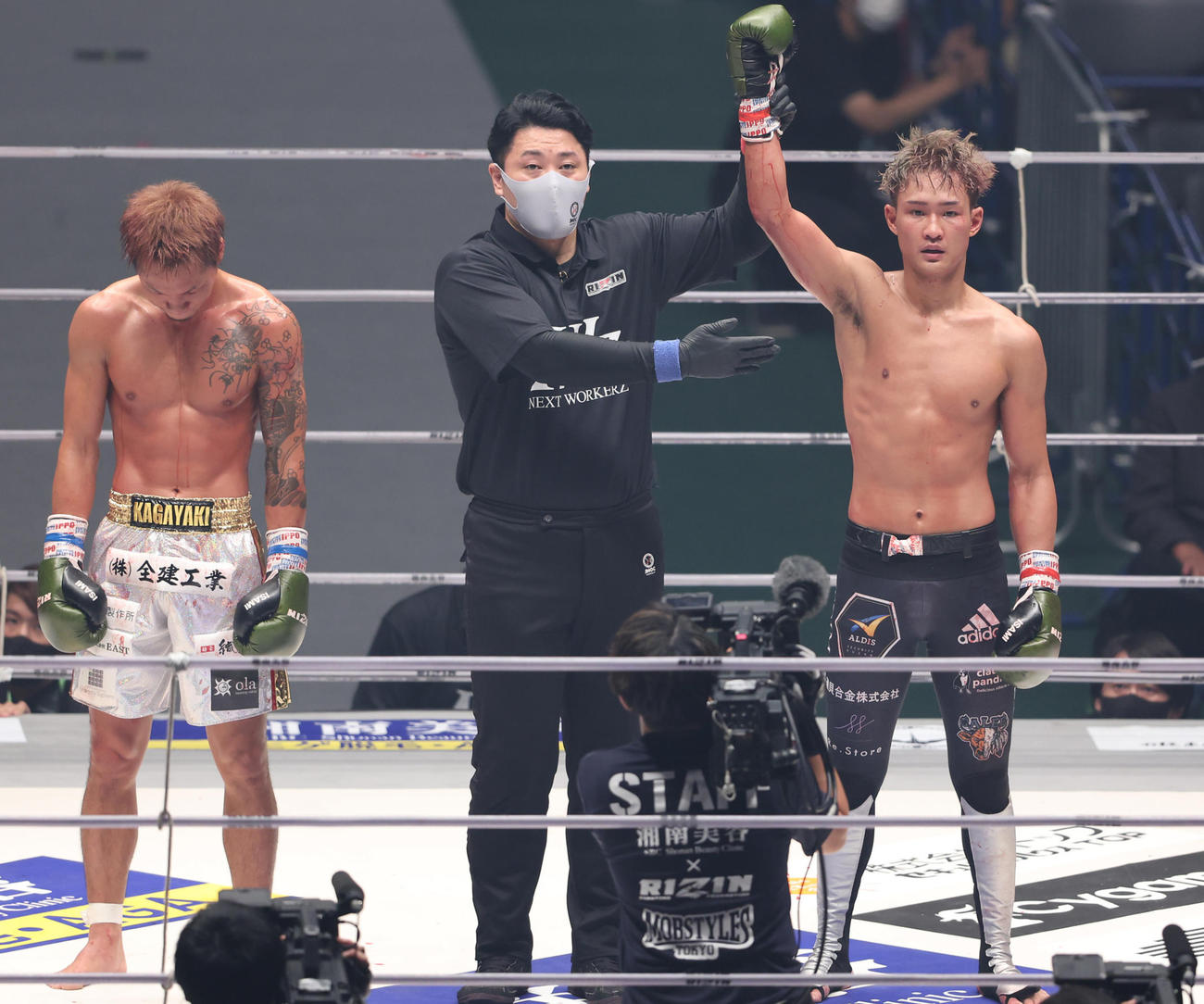 笠原弘希対石月祐作　石月（左）に判定で勝利し勝ち名乗りを受ける笠原（撮影・垰建太）