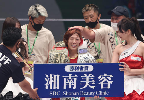 伊沢星花対ラーラ・フォントーラ　フォントーラを破り涙を浮かべながら笑顔を見せる伊沢（中央）（撮影・垰建太）