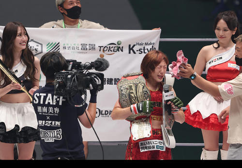 伊沢星花対ラーラ・フォントーラ　勝利インタビューで号泣する伊沢（中央）は話してる間に顔を拭われる（撮影・垰建太）