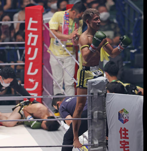 龍聖対魁志　魁志（後方）に勝利しガッツポーズの龍聖（撮影・垰建太）