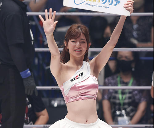 マルコス・ヨシオ・ソウザ対阿部大治　ラウンドガールを務めるRIZINガールの宮越愛恵