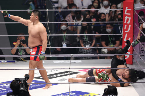 関根”シュレック”秀樹対スダリオ剛　関根（右）にKO勝ちするスダリオ（撮影・垰建太）