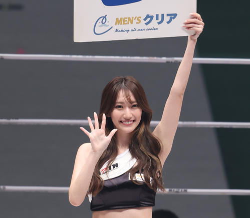 元谷友希対太田忍　ラウンドガールを務めるRIZINガールの東海林里咲