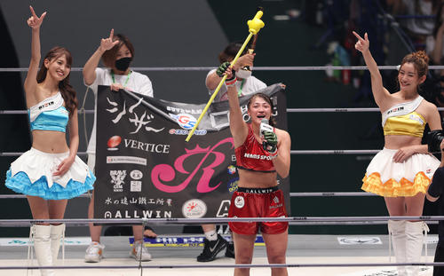 RENA対アナスタシア・スヴェッキスカ　勝利したRENA（中央）はお決まりのポーズを決める（撮影・垰建太）
