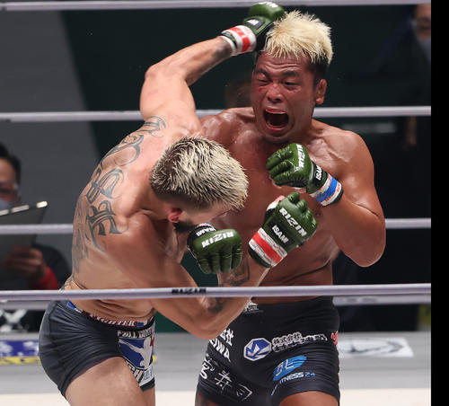ジョニー・ケース対武田光司　ケース（左）に右フックを浴びせる武田（撮影・垰建太）