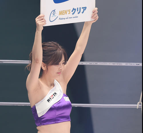ラウンドガールを務めるじゅんこ