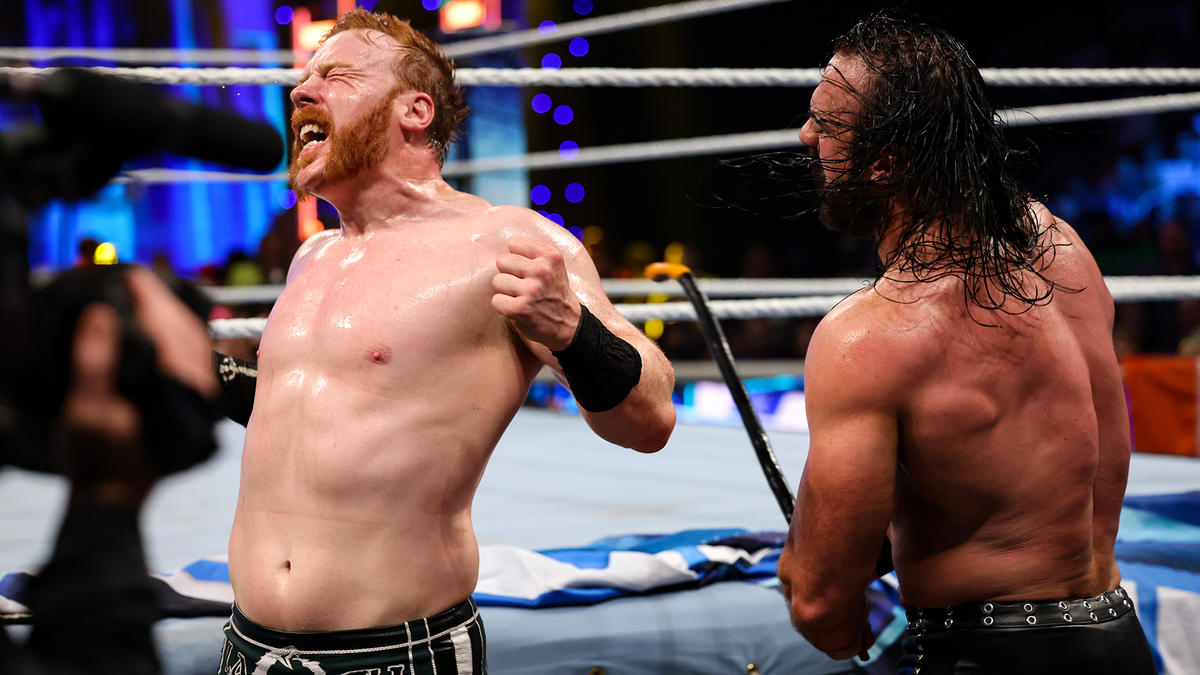 こん棒でシェイマス（左）を攻撃するマッキンタイア（C）2022 WWE, Inc. All Rights Reserved.