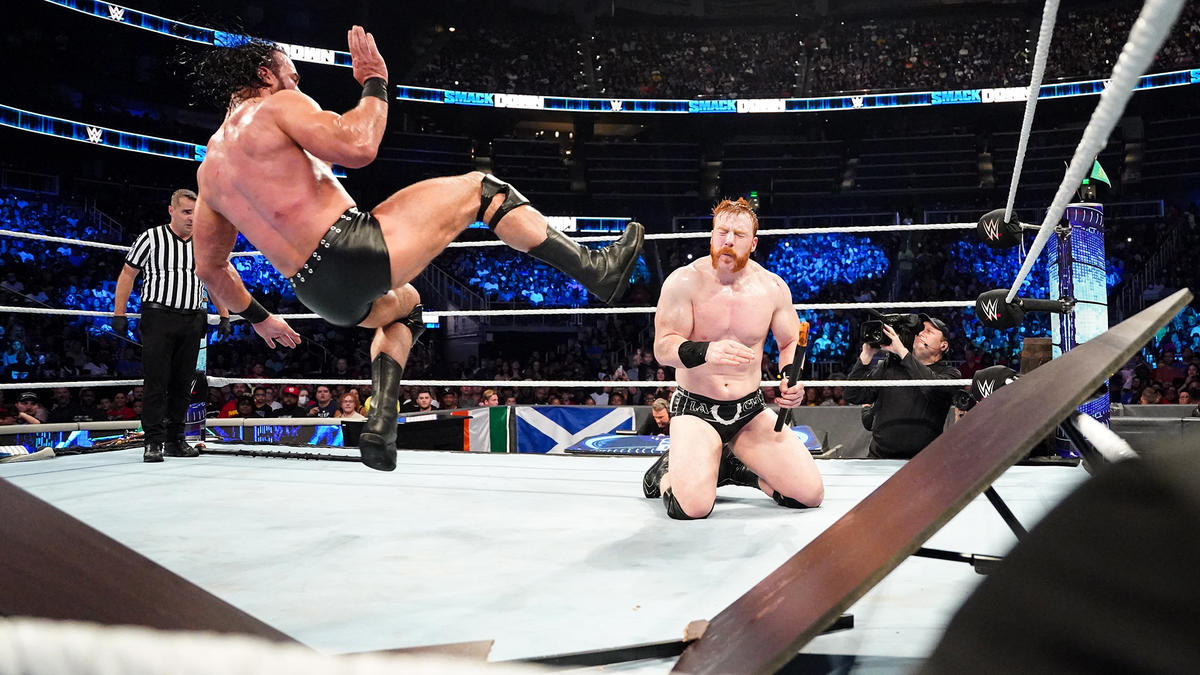 シャイマス（右）にクレイモアを狙うマッキンタイア（C）2022 WWE, Inc. All Rights Reserved.