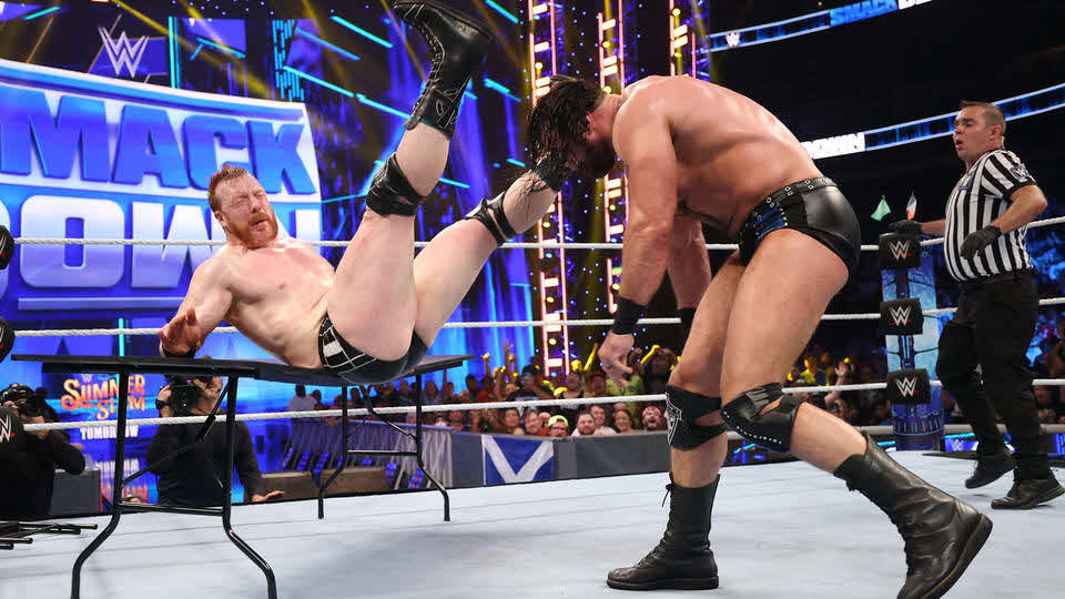 テーブル上にシェイマス（左）をパワーボムでたたきつけるマッキンタイア（C）2022 WWE, Inc. All Rights Reserved.