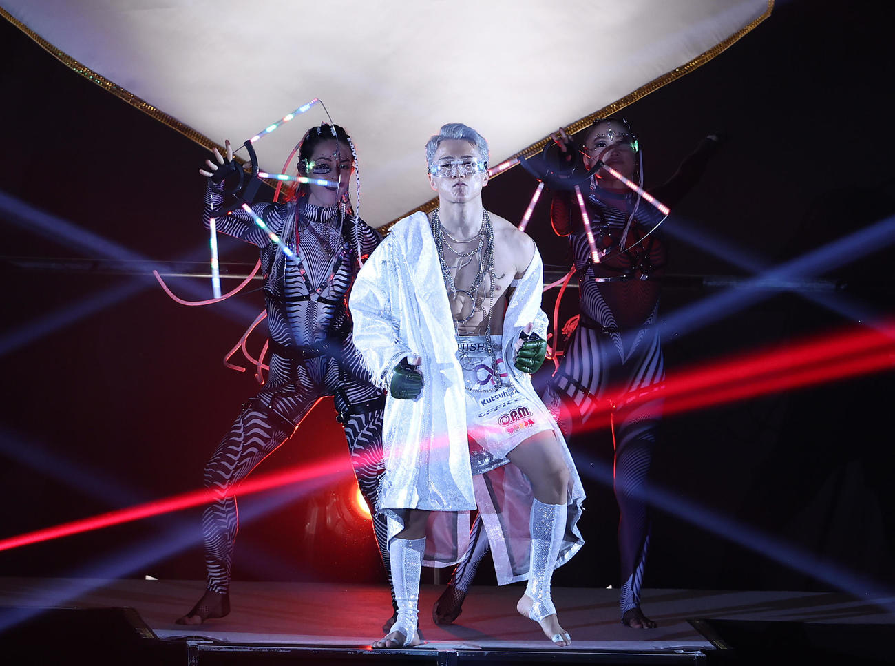 YUSHI対覇留樹　入場するYUSHI（撮影・垰建太）