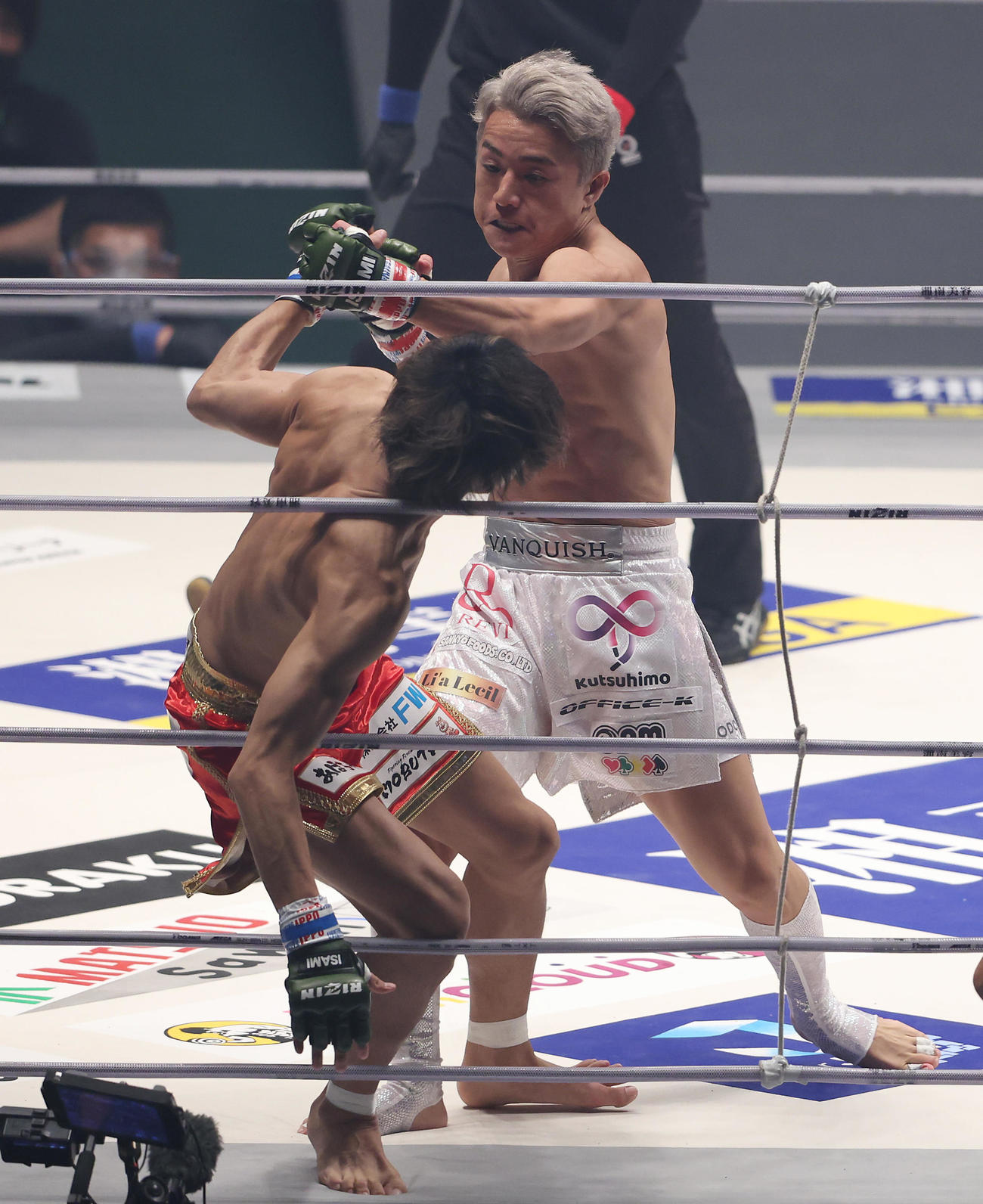 YUSHI対覇留樹　覇留樹（左）を攻めるYUSHI（撮影・垰建太）