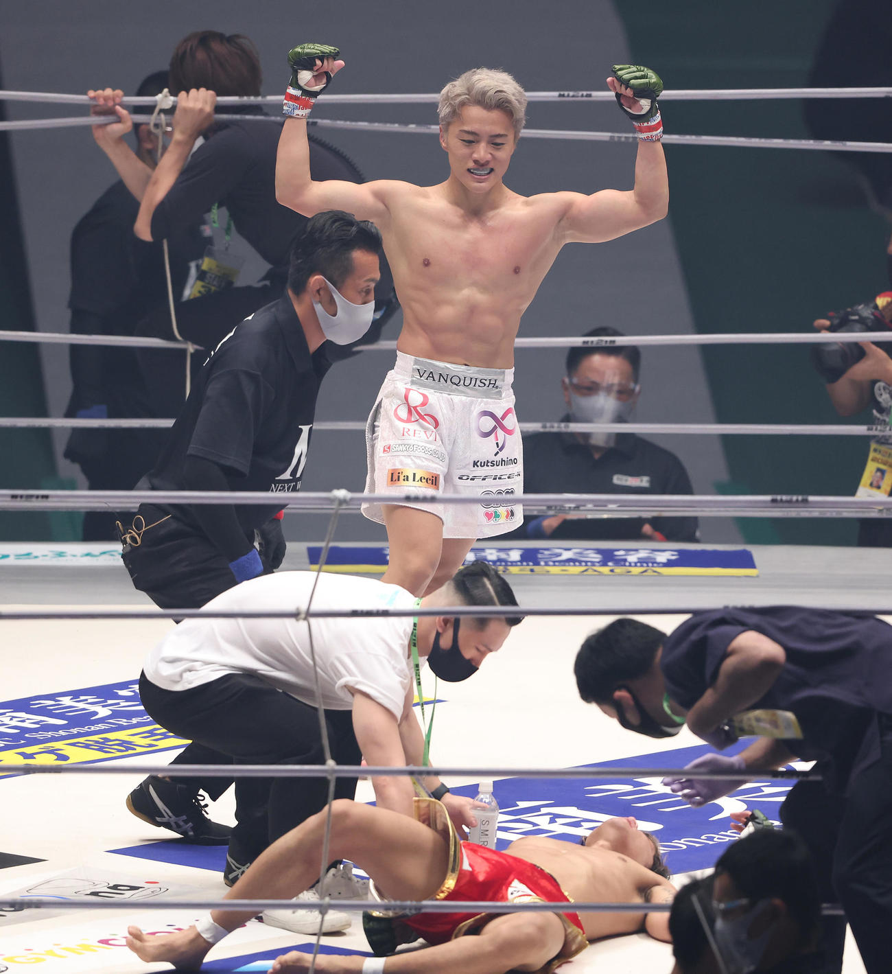 YUSHI対覇留樹　覇留樹（手前）に勝利しガッツポーズするYUSHI（撮影・垰建太）