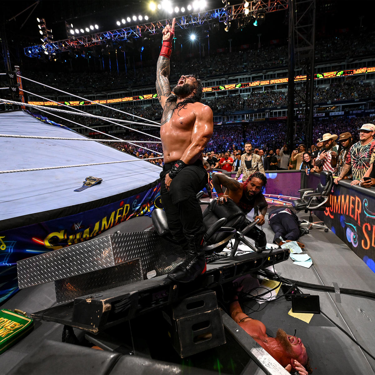 テーブルといす、鉄製階段でレスナー（下）を抑え込む統一王者レインズ（C）2022 WWE, Inc. All Rights Reserved.