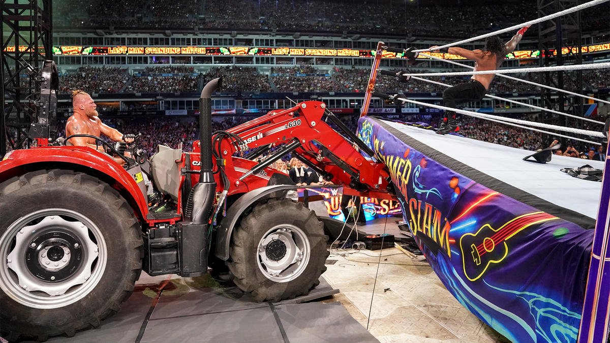 重機に乗ったレスナー（左）が統一王者レインズ（右）がいるリングごと破壊（C）2022 WWE, Inc. All Rights Reserved.