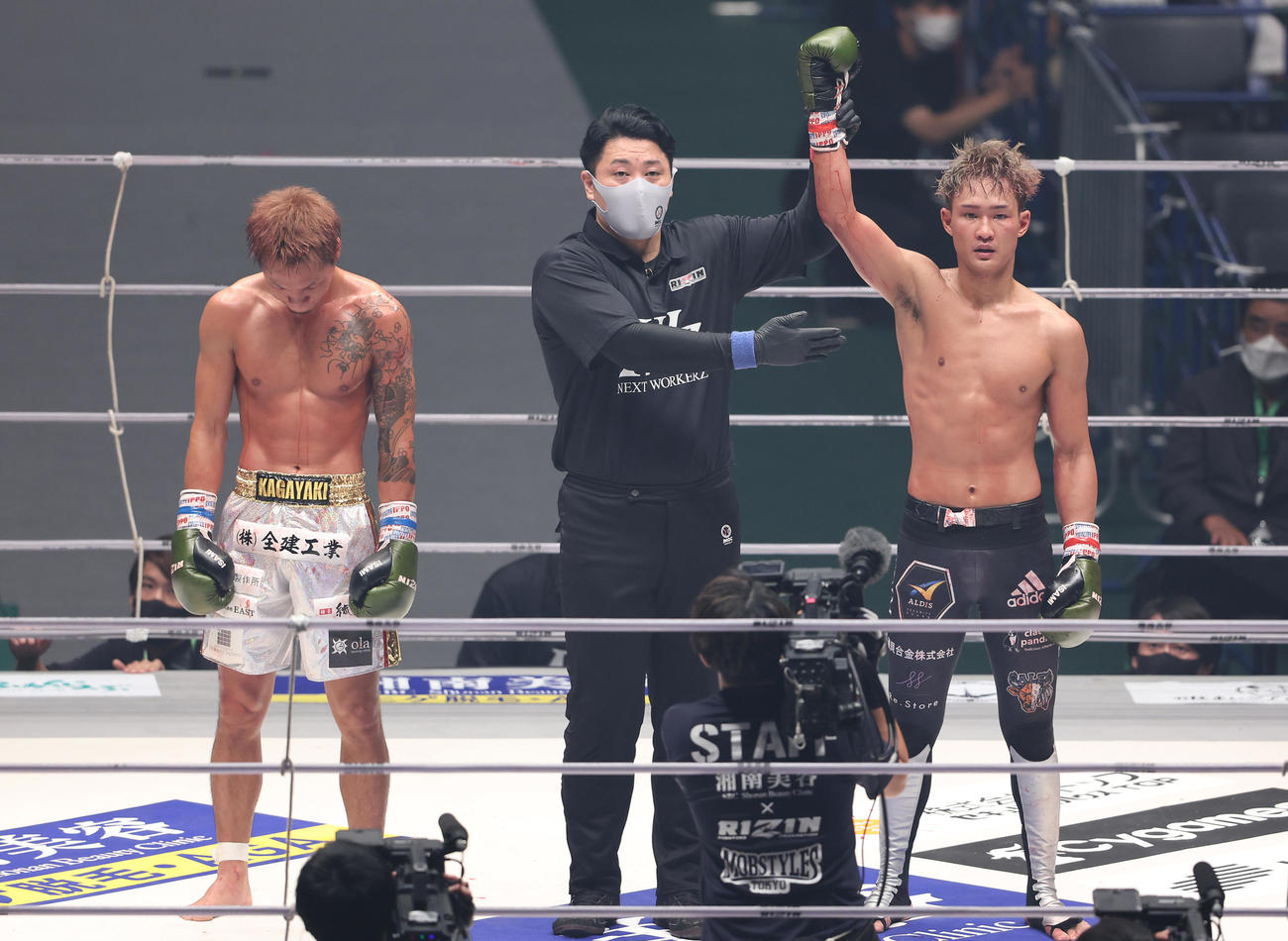 笠原弘希対石月祐作　石月（左）に判定で勝利し勝ち名乗りを受ける笠原（撮影・垰建太）